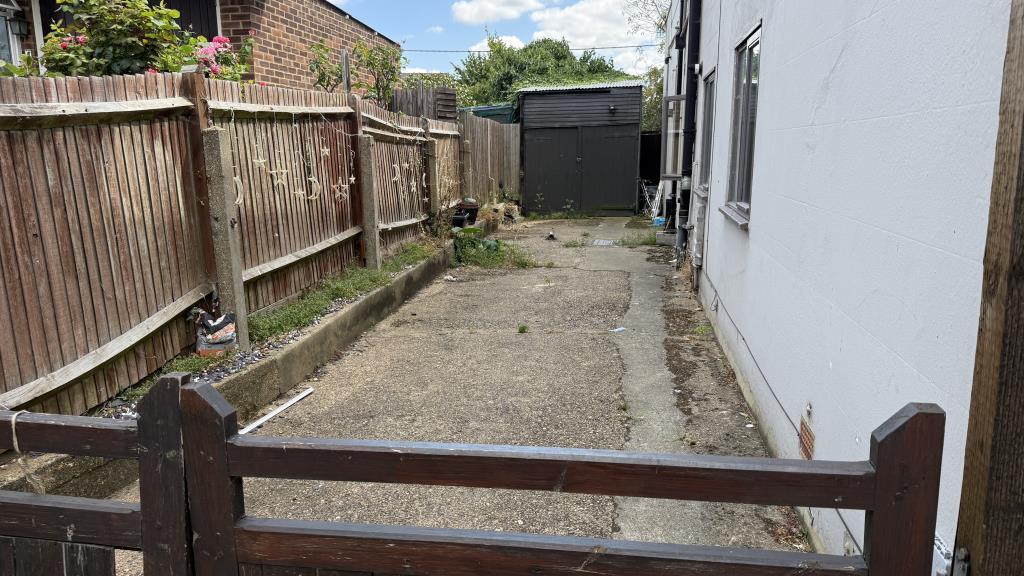 Lot: 4 - GARAGE WITH DRIVEWAY - External image of garage from access point